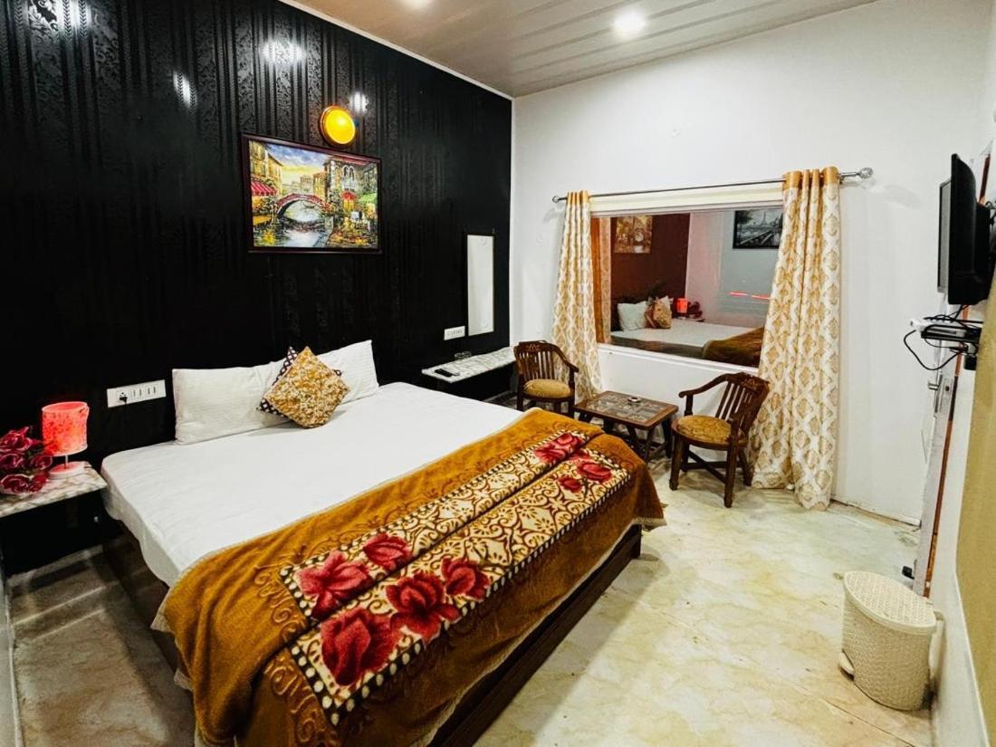 Hotel Solan Regency Esterno foto